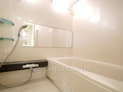 Bath ※Photo of the same layout on 22 floor. Decoration and fixture may differ.