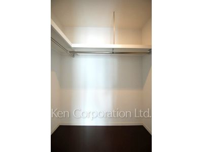 Walk-In Closet ※Photo of the same layout on 15 floor. Decoration and fixture may differ.