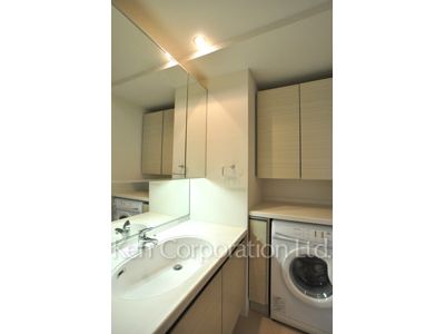 Powder Room ※Photo of the same layout on 11 floor. Decoration and fixture may differ.