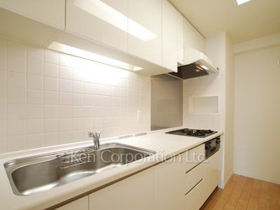 Kitchen ※Photo of the same layout on 6 floor. Decoration and fixture may differ.