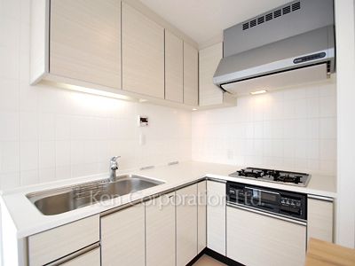 Kitchen ※Photo of the same layout on 19 floor. Decoration and fixture may differ.