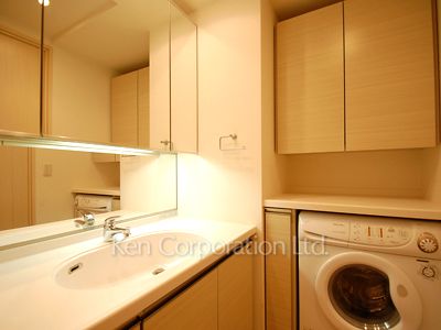 Powder Room ※Photo of the same layout on 19 floor. Decoration and fixture may differ.