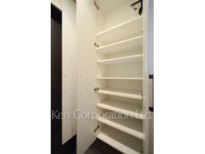 Closet ※Photo of the same layout on 12 floor. Decoration and fixture may differ.