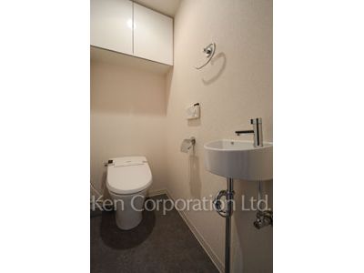 Lavatory ※Photo of the same layout on 12 floor. Decoration and fixture may differ.