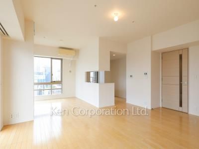 Living-Dining ※Photo of the same layout on 21 floor. Decoration and fixture may differ.