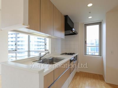 Kitchen ※Photo of the same layout on 21 floor. Decoration and fixture may differ.
