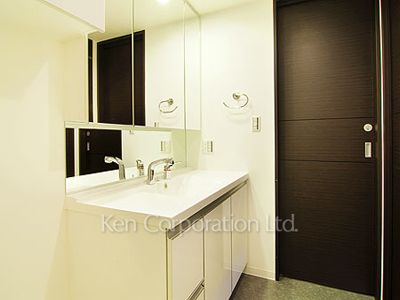 Powder Room ※Photo of the same layout on 23 floor. Decoration and fixture may differ.