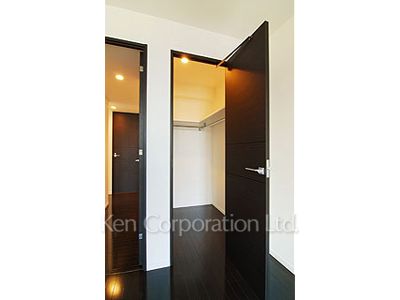 Walk-In Closet ※Photo of the same layout on 23 floor. Decoration and fixture may differ.