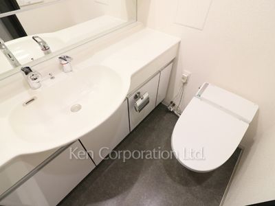 Lavatory ※Photo of the same layout on 20 floor. Decoration and fixture may differ.
