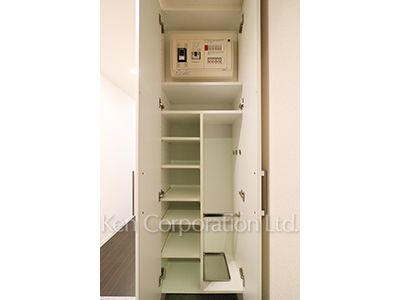 Shoes Closet ※Photo of the same layout on 20 floor. Decoration and fixture may differ.