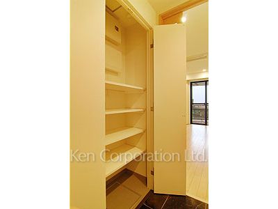 Shoes Closet ※Photo of the same layout on 21 floor. Decoration and fixture may differ.