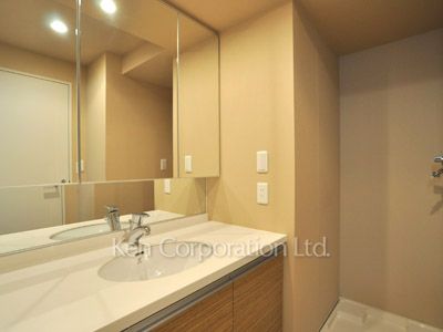 Powder Room ※Photo of the same layout on 19 floor. Decoration and fixture may differ.