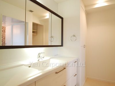 Powder Room ※Photo of the same layout on 12 floor. Decoration and fixture may differ.