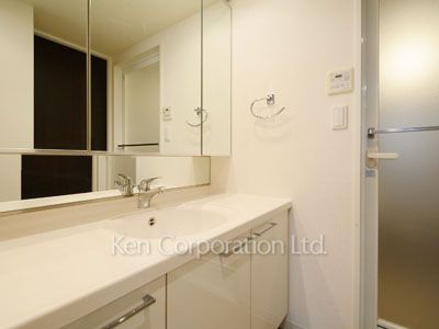 Powder Room ※Photo of the same layout on 6 floor. Decoration and fixture may differ.