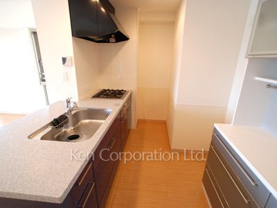 Kitchen ※Photo of the same layout on 7 floor. Decoration and fixture may differ.