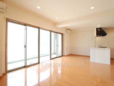 Living-Dining ※Photo of the same layout on 8 floor. Decoration and fixture may differ.