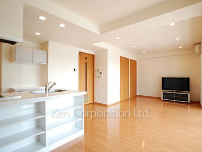 Living-Dining ※Photo of the same layout on 8 floor. Decoration and fixture may differ.