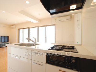 Kitchen ※Photo of the same layout on 8 floor. Decoration and fixture may differ.
