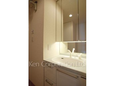 Powder Room ※Photo of the same layout on 8 floor. Decoration and fixture may differ.