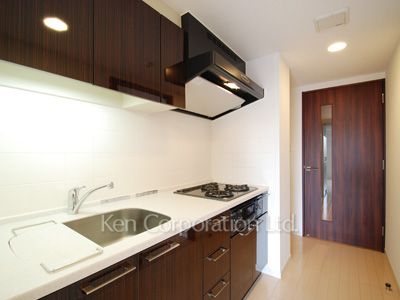 Kitchen ※Photo of the same layout on 9 floor. Decoration and fixture may differ.