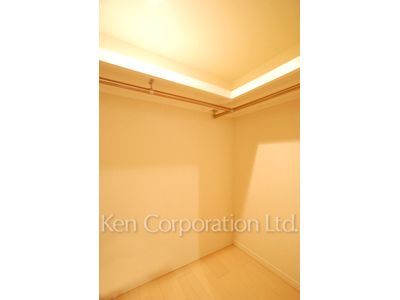 Walk-In Closet ※Photo of the same layout on 8 floor. Decoration and fixture may differ.