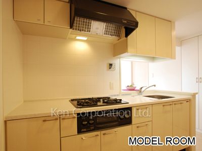 Kitchen ※Photo of the same layout on 8 floor. Decoration and fixture may differ.