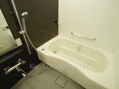 Bath ※Photo of the same layout on 8 floor. Decoration and fixture may differ.