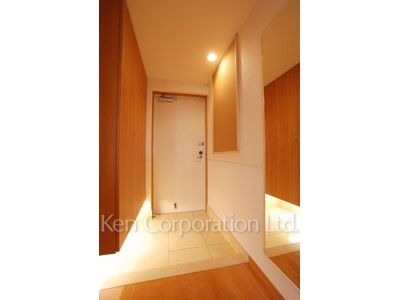 Entrance ※Photo of the same layout on 14 floor. Decoration and fixture may differ.