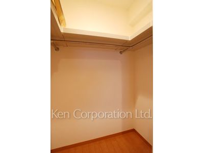 Walk-In Closet ※Photo of the same layout on 14 floor. Decoration and fixture may differ.