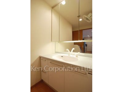 Powder Room ※Photo of the same layout on 14 floor. Decoration and fixture may differ.