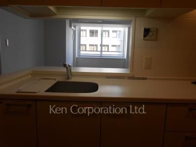 Kitchen ※Photo of the same layout on 8 floor. Decoration and fixture may differ.