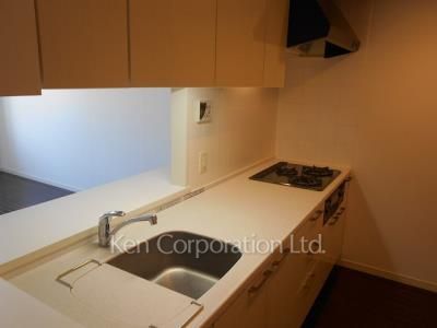 Kitchen ※Photo of the same layout on 8 floor. Decoration and fixture may differ.