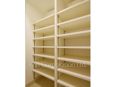 Shoes-In Closet ※Photo of the same layout on 10 floor. Decoration and fixture may differ.