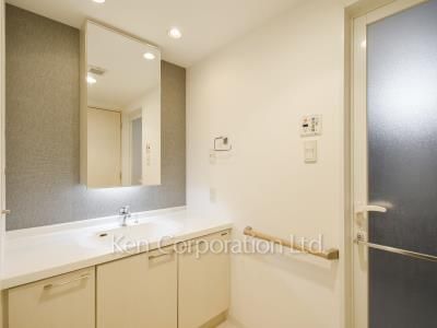 Powder Room ※Photo of the same layout on 10 floor. Decoration and fixture may differ.