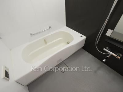 Bath ※Photo of the same layout on 10 floor. Decoration and fixture may differ.
