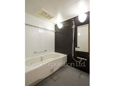Bath ※Photo of the same layout on 10 floor. Decoration and fixture may differ.