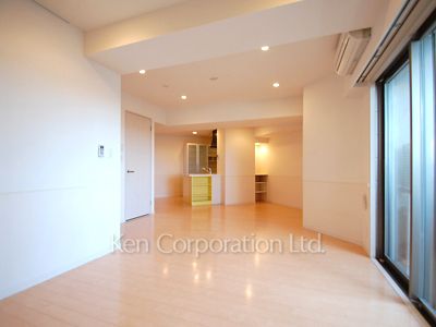 Living-Dining ※Photo of the same layout on 9 floor. Decoration and fixture may differ.