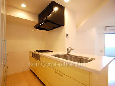 Kitchen ※Photo of the same layout on 9 floor. Decoration and fixture may differ.