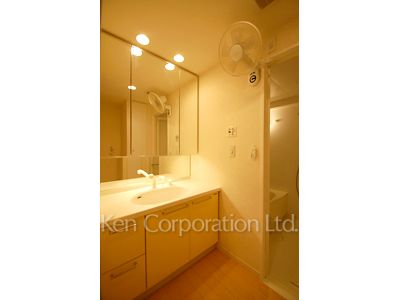 Powder Room ※Photo of the same layout on 9 floor. Decoration and fixture may differ.