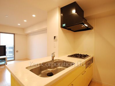 Kitchen ※Photo of the same layout on 9 floor. Decoration and fixture may differ.