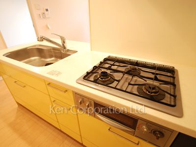 Kitchen ※Photo of the same layout on 9 floor. Decoration and fixture may differ.