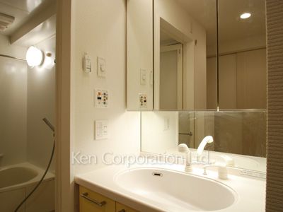 Powder Room ※Photo of the same layout on 9 floor. Decoration and fixture may differ.