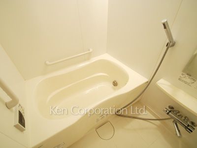 Bath ※Photo of the same layout on 9 floor. Decoration and fixture may differ.
