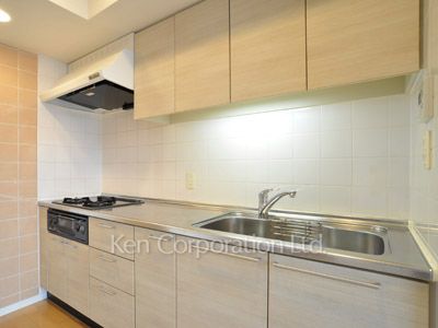 Kitchen ※Photo of the same layout on 9 floor. Decoration and fixture may differ.