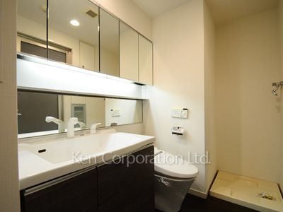 Powder Room ※Photo of the same layout on 3 floor. Decoration and fixture may differ.