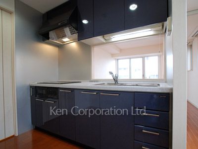 Kitchen ※Photo of the same layout on 10 floor. Decoration and fixture may differ.