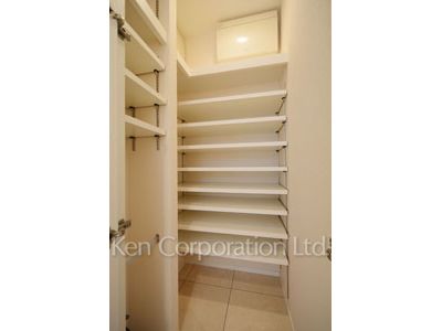 Shoes-In Closet ※Photo of the same layout on 10 floor. Decoration and fixture may differ.