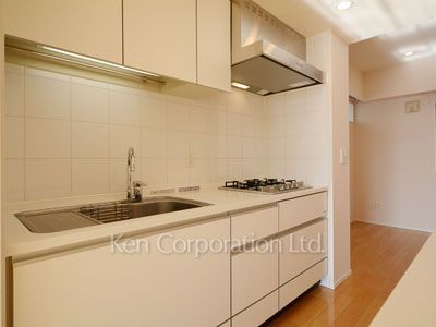 Kitchen ※Photo of the same layout on 10 floor. Decoration and fixture may differ.