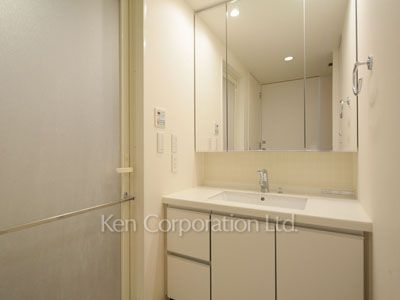 Powder Room ※Photo of the same layout on 10 floor. Decoration and fixture may differ.