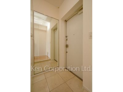 Entrance ※Photo of the same layout on 12 floor. Decoration and fixture may differ.